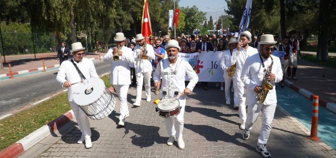 senlik-yuruyusu-renkli-goruntulere-sahne-oldu.jpg