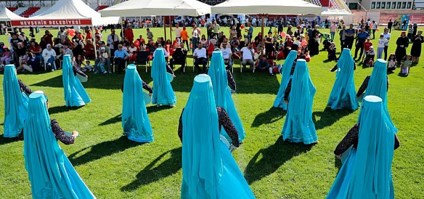 babafest-renkli-goruntulere-sahne-oldu.jpg