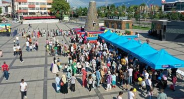 İzmit Kent meydanında ‘bayram şenliği’ çocukların yüzünü güldürdü