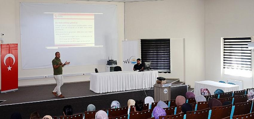 van-buyuksehir-belediyesince-duzenlenen-gonulden-gonule-dost-sohbetleri-erken-yasta-evlilik-semineri-ile-devam-ediyor.jpg