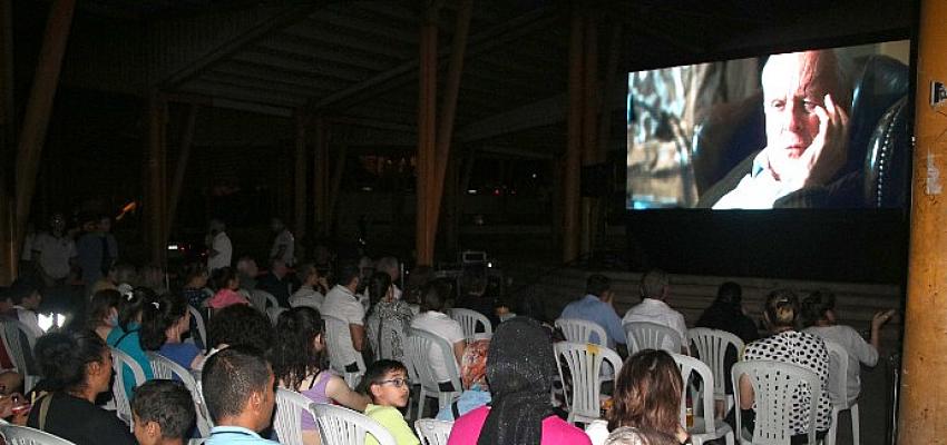 acik-hava-sinema-gunleri-devam-ediyor.jpg