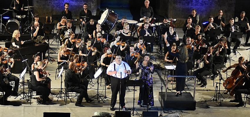 limak-filarmoni-orkestrasindan-sokak-hayvanlari-yararina-aspendosta-unutulmaz-konser.jpg