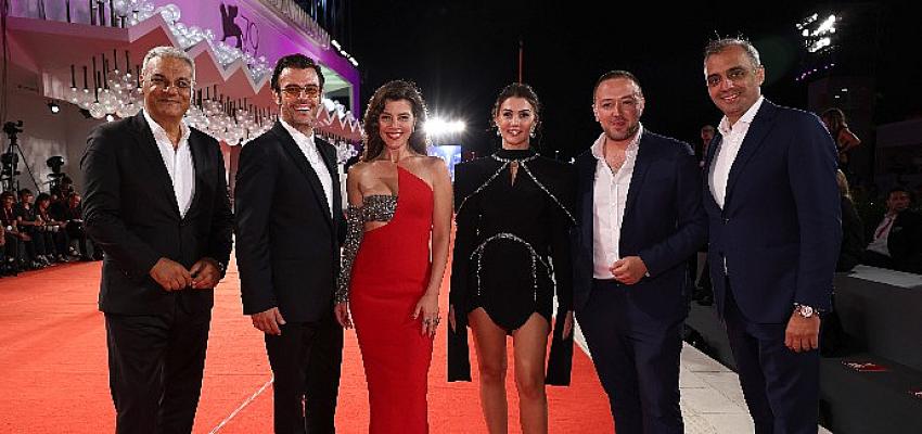 gokce-bahadir-burcu-ozberk-ve-salih-bademci-lexus-ile-79-venedik-uluslararasi-film-festivalinde-kirmizi-halidaydi.jpg