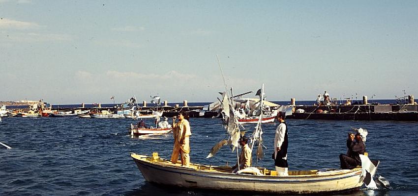 salt-beyoglu-ve-salt-galatada-yeni-sergi-sahnede-90lar.jpg