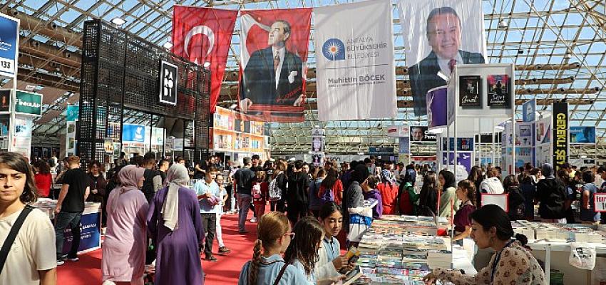 antalyada-kitap-coskusu-suruyor.jpg