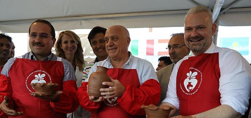 menemen-belediyesi-uluslararasi-1-comlek-festivali-renkli-basladi.jpg