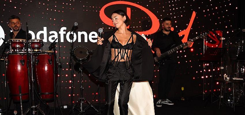 zeynep-bastiktan-vodafone-red-isbirligiyle-yeni-akustik-performans-serisi.jpg